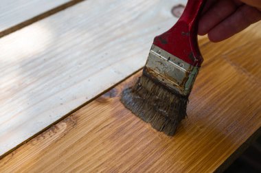 Ahşap arkaplan çam yüzeyi, eğimli, ceviz rengi, kahverengi, yüzey koruma kaplamasının üst görüntüsü fırça, boya, ufuk çizgisi