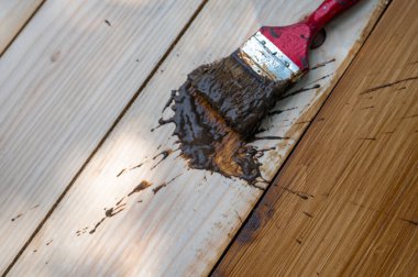 Ahşap arkaplan çam yüzeyi, eğimli, ceviz rengi, kahverengi, yüzey koruma kaplamasının üst görüntüsü fırça, boya, ufuk çizgisi