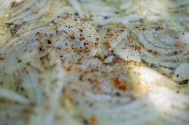 Kızarmış soğan arkaplanı, baharatlı ve baharatlı bir tavada, yemek pişirme, seçici odaklanma.