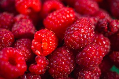 Meyvenin panoramik lezzetli fotoğrafı, ahududu yakın çekimi, üst dolgu çerçevesi, arka plan, yakın çekim görüntüsü. Seçici odak.