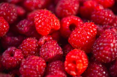 Ahududu, üst dolgu çerçevesi, arka plan, yakın çekim. Seçici odak.