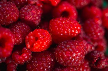 Ahududu, üst dolgu çerçevesi, arka plan, yakın çekim. Seçici odak.