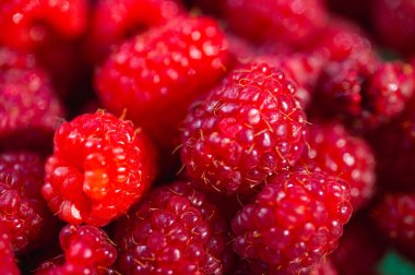 Ahududu, üst dolgu çerçevesi, arka plan, yakın çekim. Seçici odak.