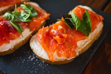 Lezzetli kırmızı balık kanepeleri, kırmızı domatesli beyaz ekmek, koyu arka plan, seçici odak, kanepe, hızlı atıştırmalık.