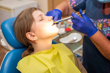 Bir dişçiye gittim, bir kız dişlerini tedavi ettirdi, bir iğne yaptırdı ve dişlerini yaptırdı, bir çocuk dişçisi.