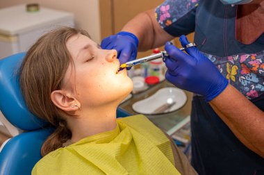 Bir dişçiye gittim, bir kız dişlerini tedavi ettirdi, bir iğne yaptırdı ve dişlerini yaptırdı, bir çocuk dişçisi.