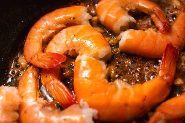 Tavada kızarmış kırmızı karides, balık yemekleri, balık yemi, seçici odak, arka plan