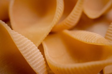 Kuru İtalyan makarnasının farklı türleri ve şekilleri.