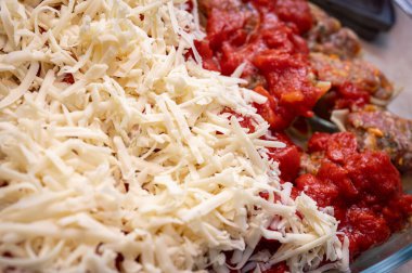 Domates ve peynirde doğranmış etle doldurulmuş makarna, eğimli ufukta