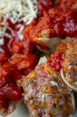 Domates ve peynirde doğranmış etle doldurulmuş makarna, eğimli ufukta