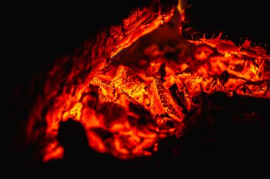 şöminede ateş, yanan odun, sade anahtar, seçici odak, yanan ahşap arka plan 