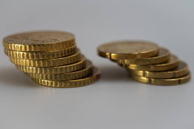 Beyaz arka planda 50 Euro 'luk bir madeni paranın yakın plan çekimi. Parlak altın rengi ve sığ alan derinliği, kabartmalı sayılar ve harita gibi madeni paranın detaylarını ortaya çıkarır. Finans, ekonomi veya yatırım kavramları için mükemmel