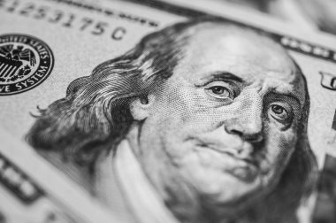 Siyah beyaz fotoğraf, yakın çekim, 100 dolarlık banknot, detaylı detaylar, güvenlik özellikleri ve canlı renkler. Finans, bankacılık ve zenginlik temaları için
