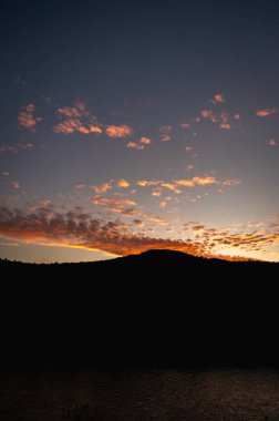 dikey fotoğraf, duvar kağıdı, doğa, manzara, dağlarda akşam gün batımı, sade anahtar.