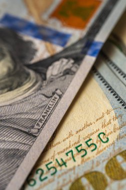 dikey fotoğraf, arka plan, detaylar, doku ve canlı renklerle dolu 100 dolarlık banknotun yakın plan görüntüsü. Finans, bankacılık ve zenginlik teması için mükemmel, dikey fotoğraf, duvar kağıdı