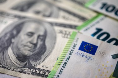 100 dolarlık banknotlar ve 100 avroluk banknotlar zenginliği, uluslararası finansmanı, döviz kurunu ve dünya ekonomisini, dünya para birimi piyasasını ve rakiplerini sembolize ediyor