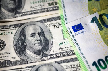 100 dolarlık banknotlar ve 100 avroluk banknotlar zenginliği, uluslararası finansmanı, döviz kurunu ve dünya ekonomisini, dünya para birimi piyasasını ve rakiplerini sembolize ediyor