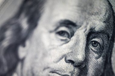 Siyah beyaz fotoğraf, arka plan, 100 dolarlık banknotun detaylı, desen ve canlı renklerle yakın plan görüntüsü. Finans, bankacılık ve zenginlik teması için mükemmel, dikey fotoğraf, duvar kağıdı