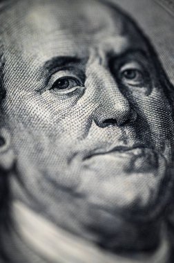 dikey fotoğraf, arka plan, detaylar, doku ve canlı renklerle dolu 100 dolarlık banknotun yakın plan görüntüsü. Finans, bankacılık ve zenginlik teması için mükemmel, dikey fotoğraf, duvar kağıdı