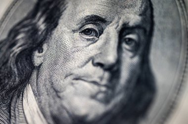 Detaylar, doku ve canlı renklerle dolu 100 dolarlık banknotun yakın görüntüsü. Finans, bankacılık ve zenginlik teması için mükemmel, dikey fotoğraf, duvar kağıdı