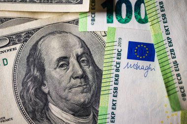 100 dolarlık banknotlar ve 100 avroluk banknotlar zenginliği, uluslararası finansmanı, döviz kurunu ve dünya ekonomisini, dünya para birimi piyasasını ve rakiplerini sembolize ediyor