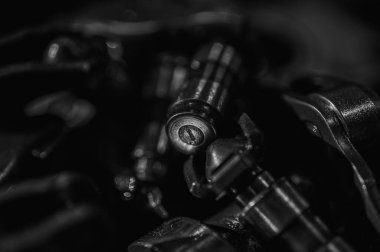 Metal dişliler ve mekanik parçaların siyah ve beyaz yakın plan görüntüleri endüstriyel ekipmanları, hassas mühendisliği ve mekanik süreçleri sembolize ediyor.
