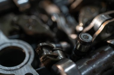 Hareket halindeki endüstriyel metal dişlilerin yakın görüntüsü, mühendisliği, makine yapımını, makine yapımı ve hassas imalatını, parçalanmış araba motorunu, yedek parçaları sembolize ediyor. Seçici odak