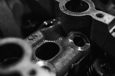 Metal dişliler ve mekanik parçaların siyah ve beyaz yakın plan görüntüleri endüstriyel ekipmanları, hassas mühendisliği ve mekanik süreçleri sembolize ediyor.