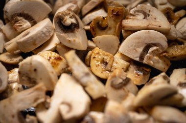 Taze sotelenmiş, altın sarısı kenarlı mantarların yakın çekimi. Lezzetli, sağlıklı yemek malzemeleri, vegan yemekleri ve gurme tarifleri. Makro yemek fotoğrafçılığı