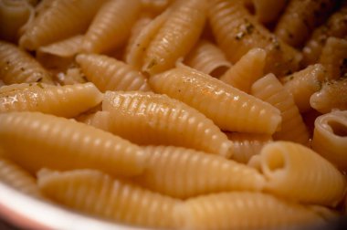 Yakın çekim, baharatlı ve zeytinyağlı makarna.