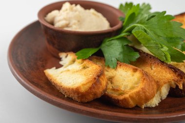 Geleneksel çavdar ekmeği dilimlenmiş, domuz yağı ve taze maydanozla seramik tabakta serpiştirilmiş. Orijinal Doğu Avrupa mutfağı, yakın çekim, üst görüş, yan görüş