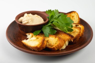 Geleneksel çavdar ekmeği dilimlenmiş, domuz yağı ve taze maydanozla seramik tabakta serpiştirilmiş. Orijinal Doğu Avrupa mutfağı, yakın çekim, üst görüş, yan görüş