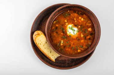 Ekşi krema ve taze dereotuyla servis edilen ve yanında bir dilim ev yapımı ekmek ile birlikte kırsal bir kase içinde geleneksel Ukrayna borş çorbası. Klasik Slav mutfağı ve konforlu yiyecekler