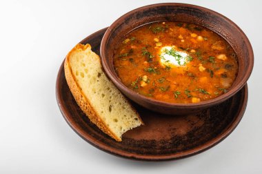 Ekşi krema ve taze dereotuyla servis edilen ve yanında bir dilim ev yapımı ekmek ile birlikte kırsal bir kase içinde geleneksel Ukrayna borş çorbası. Klasik Slav mutfağı ve konforlu yiyecekler