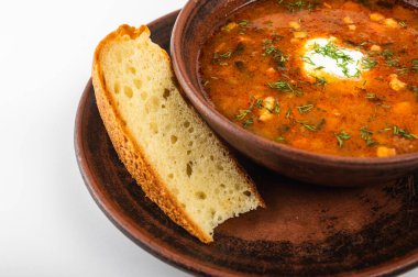 Ekşi krema ve taze dereotuyla servis edilen ve yanında bir dilim ev yapımı ekmek ile birlikte kırsal bir kase içinde geleneksel Ukrayna borş çorbası. Klasik Slav mutfağı ve konforlu yiyecekler