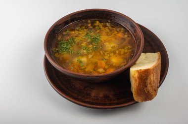 Ekşi krema ve taze dereotuyla servis edilen ve yanında bir dilim ev yapımı ekmek ile birlikte kırsal bir kase içinde geleneksel Ukrayna borş çorbası. Klasik Slav mutfağı ve konforlu yiyecekler