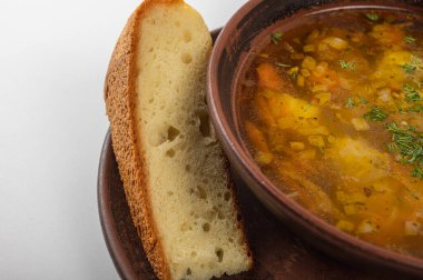 Ekşi krema ve taze dereotuyla servis edilen ve yanında bir dilim ev yapımı ekmek ile birlikte kırsal bir kase içinde geleneksel Ukrayna borş çorbası. Klasik Slav mutfağı ve konforlu yiyecekler