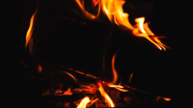 şöminede ateş, yanan odun, sade anahtar, seçici odak, yanan ahşap arka plan 