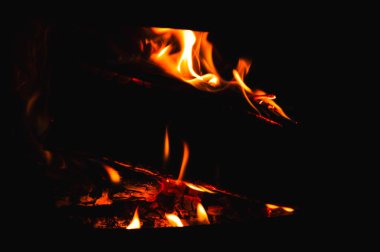 şöminede ateş, yanan odun, sade anahtar, seçici odak, yanan ahşap arka plan 
