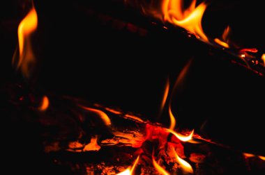 şöminede ateş, yanan odun, sade anahtar, seçici odak, yanan ahşap arka plan 