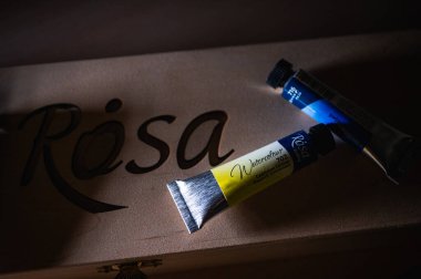 Ukrayna, Lviv, 2 Nisan 2025, ROSA 'nın ahşap hediye kutusunda çok renkli suluboya boyalar.