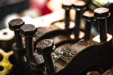 Bir araba motorunun metal parçalarının ve endüstriyel ekipmanları, hassas mühendisliği ve mekanik süreçleri sembolize eden mekanik detayların yakın çekimi, seçici odaklanma, düşük anahtar, arka plan