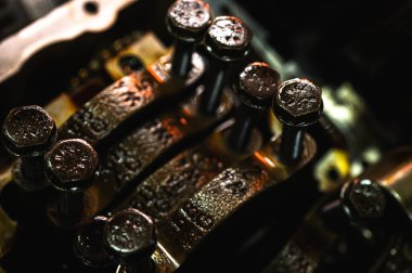 Bir araba motorunun metal parçalarının ve endüstriyel ekipmanları, hassas mühendisliği ve mekanik süreçleri sembolize eden mekanik detayların yakın çekimi, seçici odaklanma, düşük anahtar, arka plan