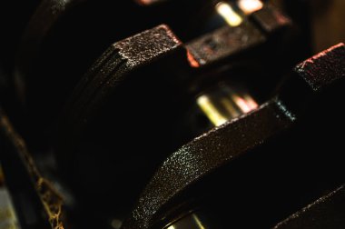 Bir araba motorunun metal parçalarının ve endüstriyel ekipmanları, hassas mühendisliği ve mekanik süreçleri sembolize eden mekanik detayların yakın çekimi, seçici odaklanma, düşük anahtar, arka plan