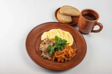 Eritilmiş tereyağlı kremalı patates püresi, turşu ve taze maydanozla süslenmiş. Ev yapımı yemekler ve konforlu yemek aşıkları için mükemmel bir meze.