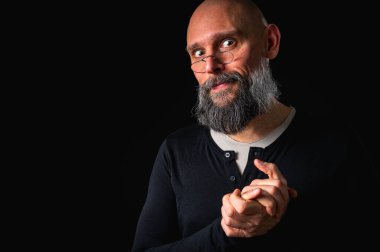 Uzun gri sakallı ve gözlüklü şık kel bir adamın duygusal yakın çekimi ciddi bir bakış yaratıyor. Eksantriklik, mizah ve anlamlı kişilik kavramı.