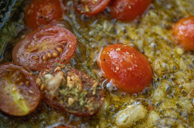 Yakın plan taze vişneli domates, ikiye bölünmüş, pişirmeye hazır. Sağlıklı beslenme ve gıda geçmişi kavramı