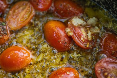 Yakın plan taze vişneli domates, ikiye bölünmüş, pişirmeye hazır. Sağlıklı beslenme ve gıda geçmişi kavramı