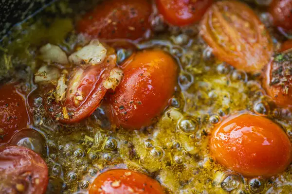 Vişneli domates ve zeytinyağıyla sotelenmiş sarımsak. Lezzetli bir İtalyan makarna sosu hazırlıyorum. Akdeniz mutfağı kavramı