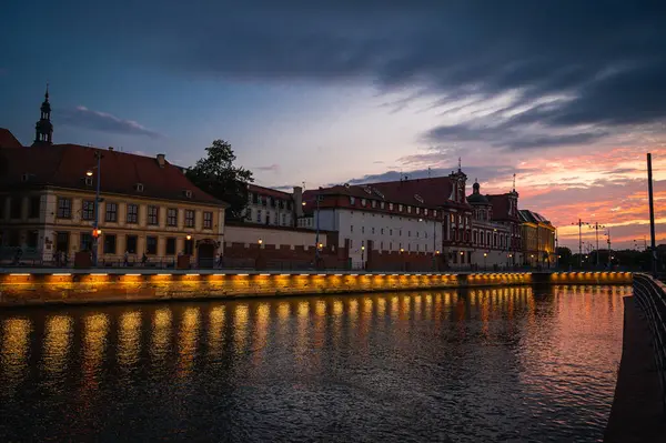 Güzel bir alacakaranlık sırasında nehir boyunca uzanan eski bir kasaba manzarası. Ünlü dönüm noktası ve romantik konsept